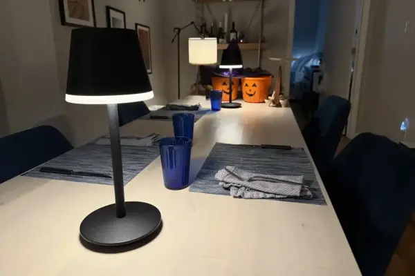 Những chiếc đèn Philips Hue này đã giải quyết được vấn đề khó khăn khi ăn uống trong căn hộ của chúng tôi.